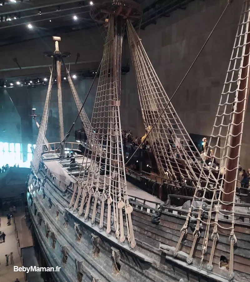 stockholm vasa bateau bois vestige epave musee nature mer bebymaman Vue panoramique du Vasa dans le musée Vasa à Stockholm lors d'une visite en famille