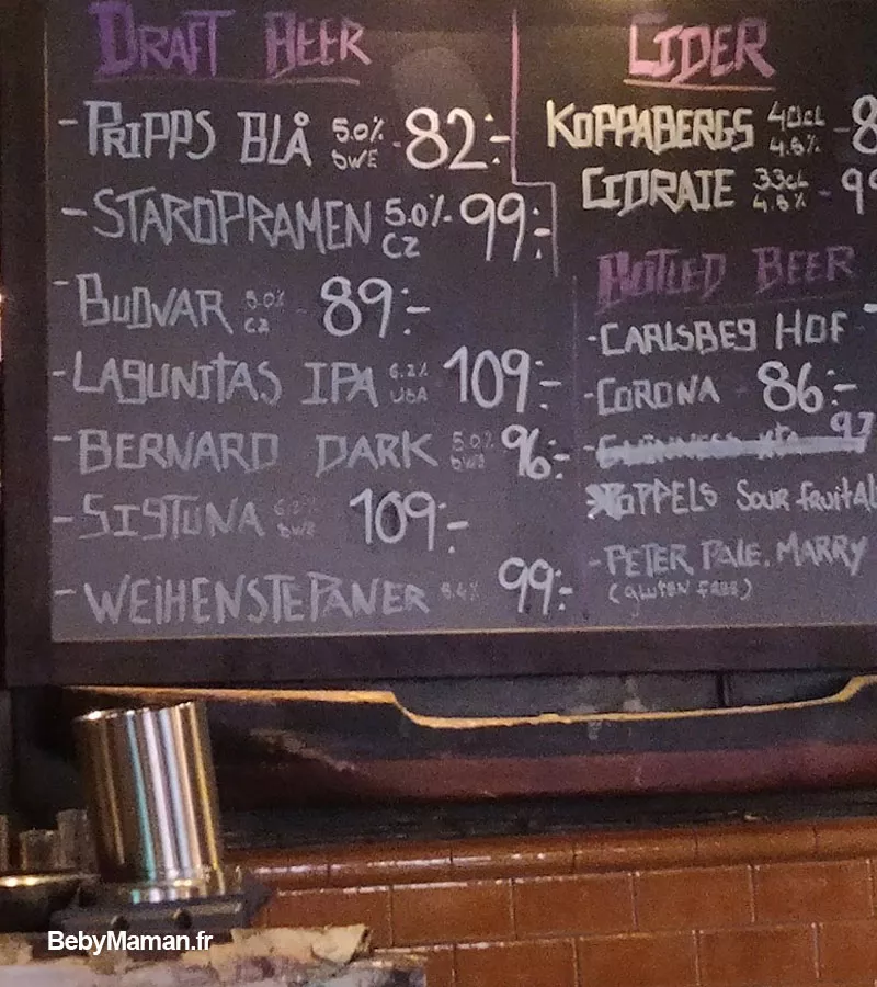 suede stockholm gamstan ardoise bar cafe local.bebymaman Ardoise présentant les bières artisanales dans un pub traditionnel de Gamla Stan à Stockholm