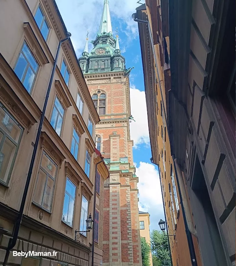 suede stockholm gamstan ruelle baitment facade typique.bebymaman Le clocher de l'église allemande de Gamla Stan vu depuis une ruelle de Stockholm