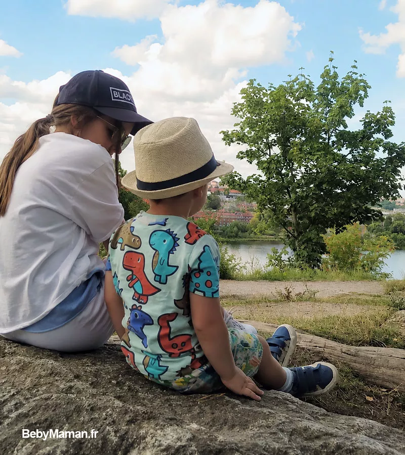 suede stockholm skansen parc animation enfant vue panorama.bebymaman Deux enfants admirant la vue panoramique sur Stockholm depuis le parc-musée de Skansen