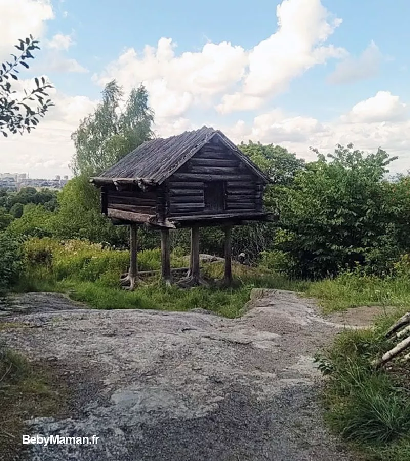 suede stockholm skansen parc animation habitation ancienne histoire.bebymaman Ancienne maison traditionnelle en bois reconstituée dans le musée en plein air de Skansen à Stockholm
