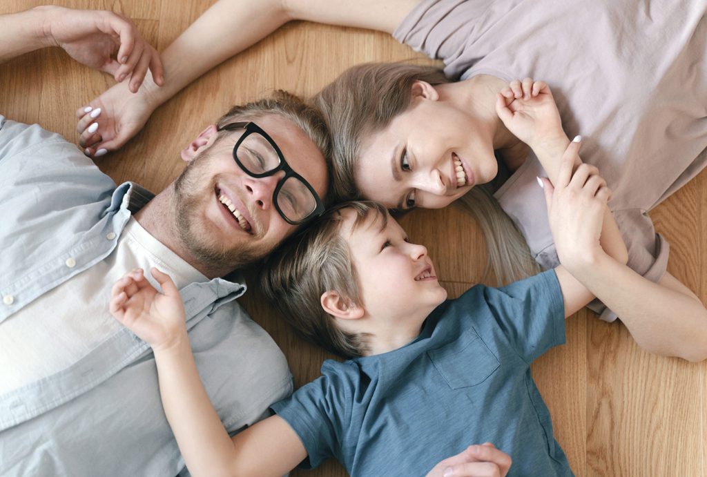 Famille épanouie et complice