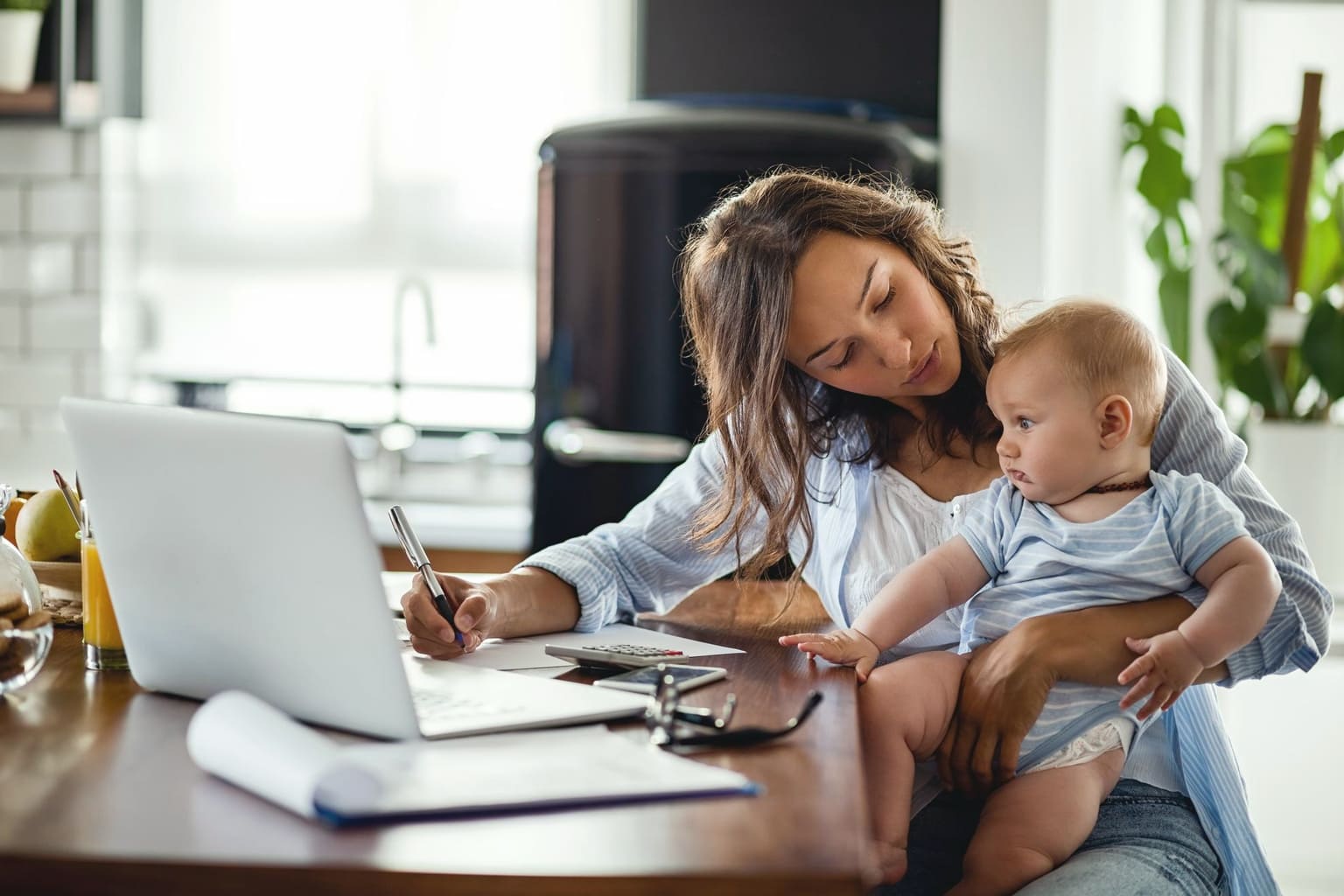 Maman en télétravail avec son bébé, jonglant entre carrière, parentalité et charge mentale
