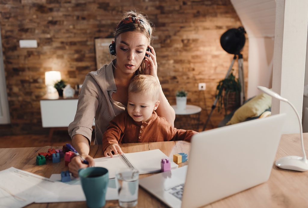 Maman en télétravail à la maison