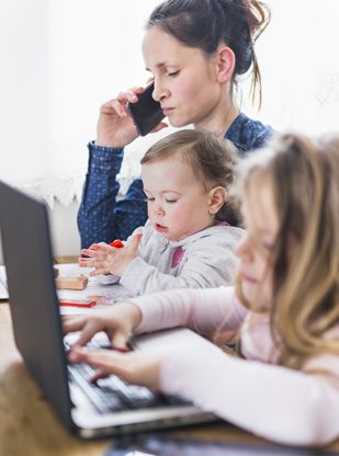 Maman télétravaille avec 2 enfants