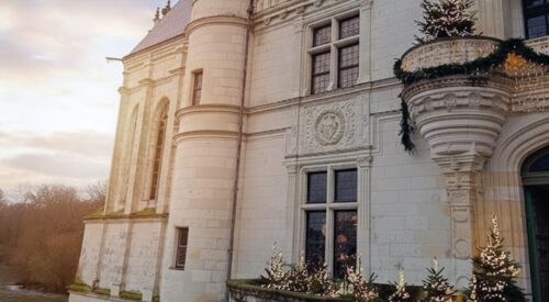 Château de Chenonceau décoré pour Noël, illuminations féeriques et architecture Renaissance au bord du Cher