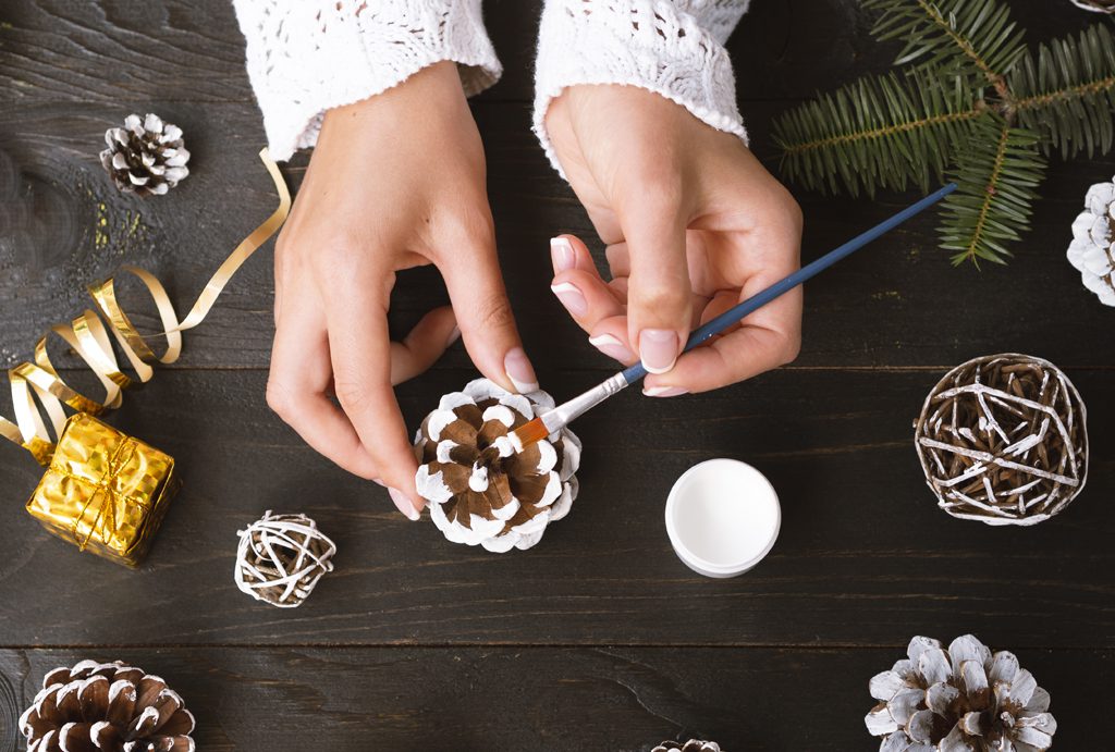 Atelier Noël DIY avec des pommes de pin enneigés