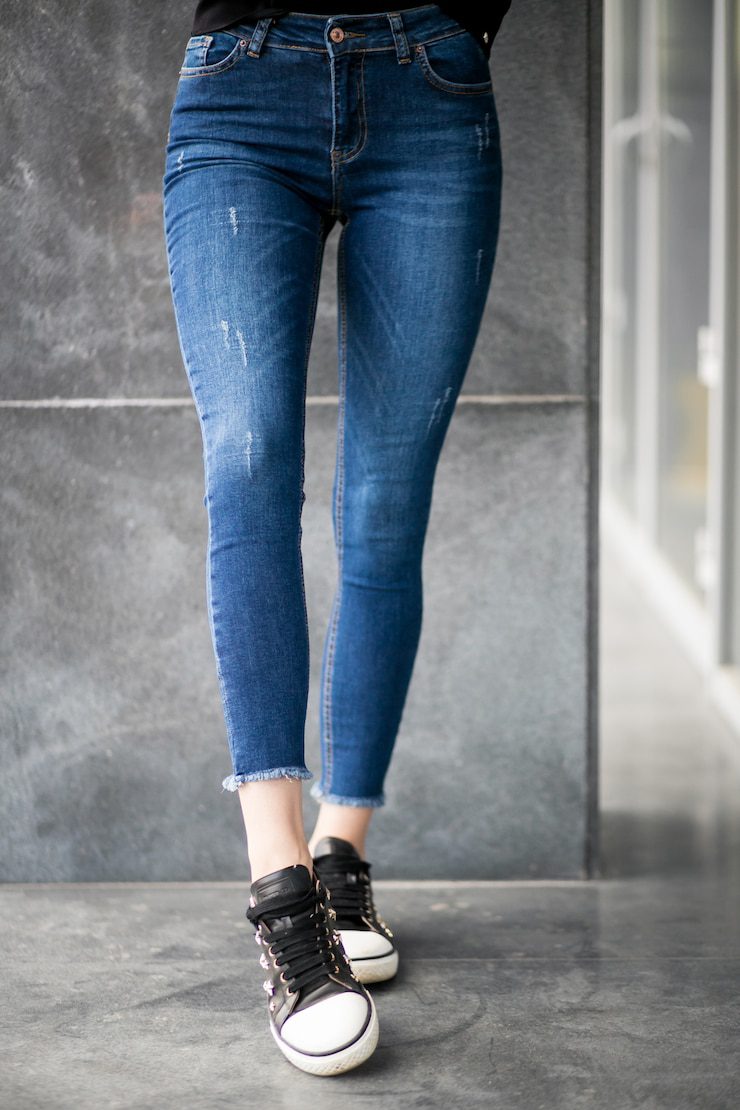 Jeans slim avec bas effiloché