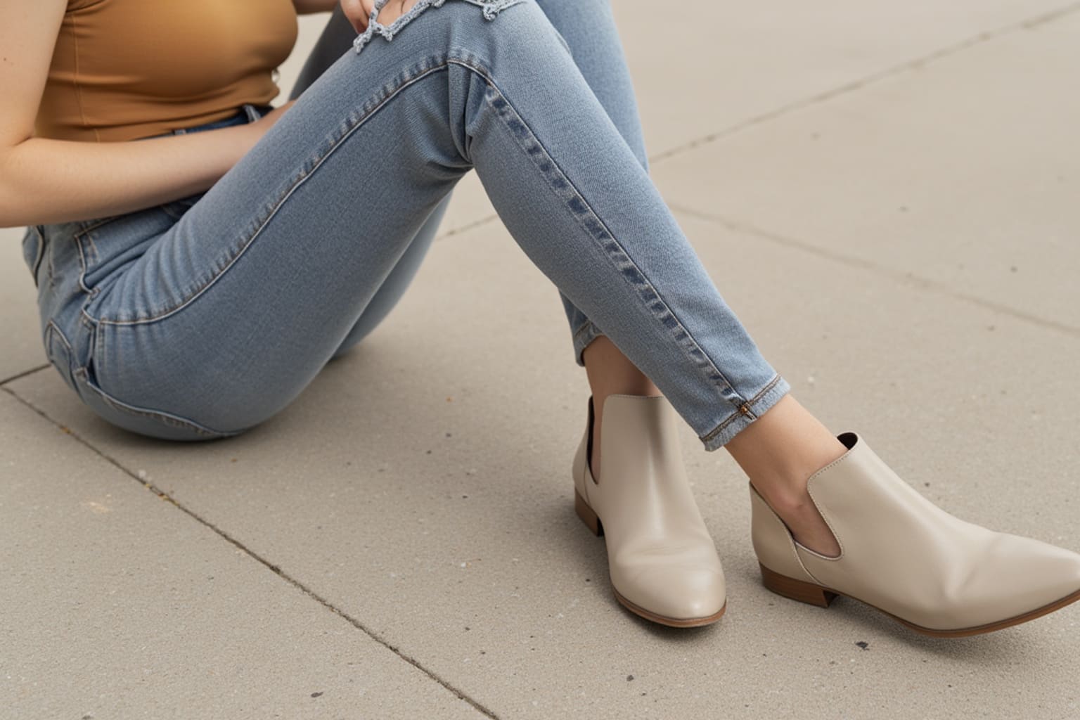 Femme en jean slim coupe skinny avec low boots beige, look casual moderne – Be by Maman