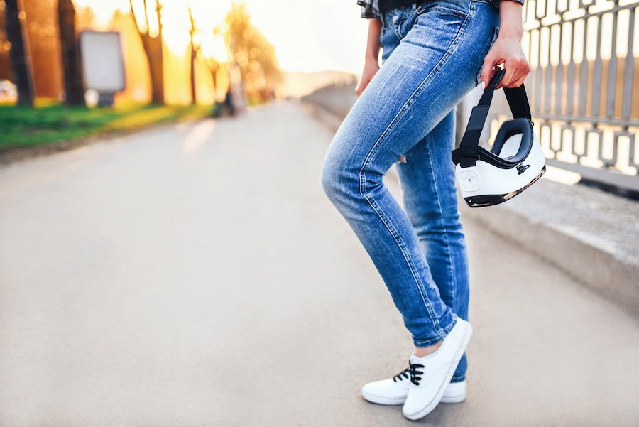 Jeans slim avec baskets blanches