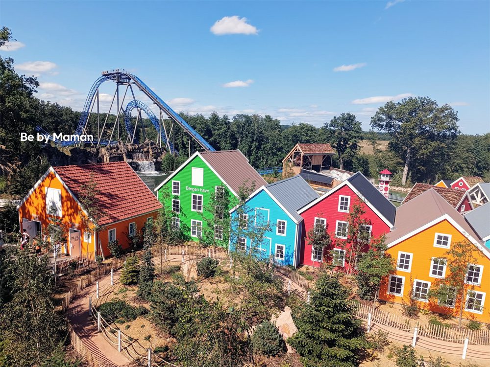 Un magnifique parc d'attraction familial avec des montagnes russes, manège et zoo