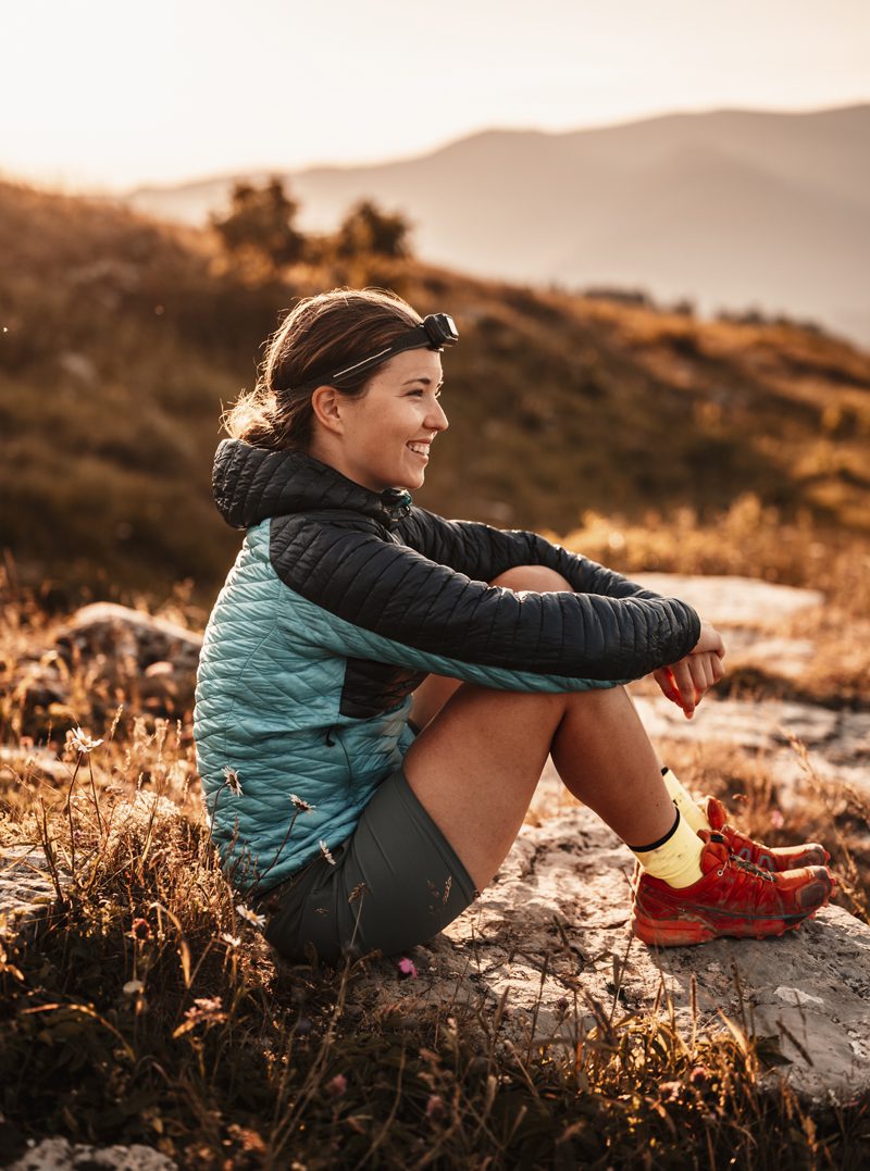 Femme heureuse en randonnée