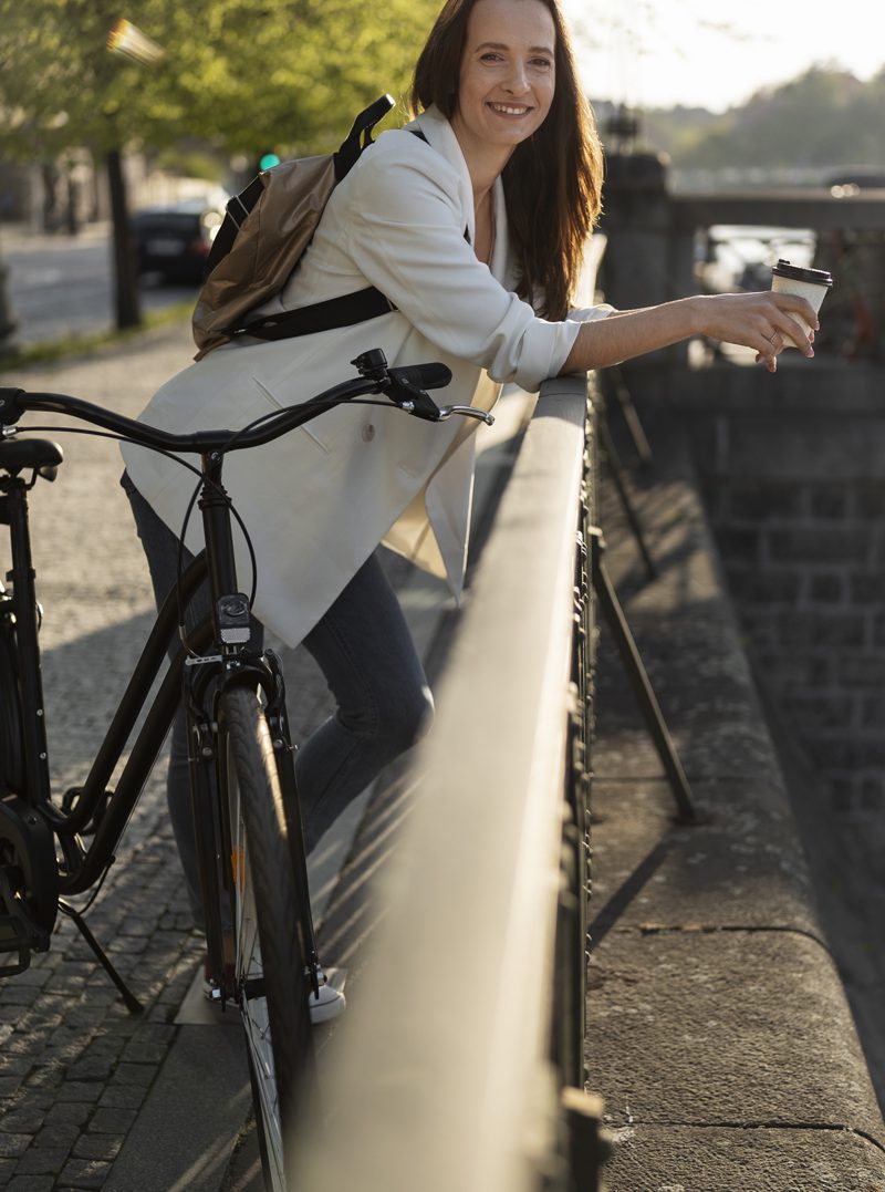 Femme heureuse à vélo en ville