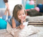 À quel âge offrir un premier téléphone portable à son enfant ?