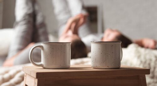 Deux tasses sur une table en bois.