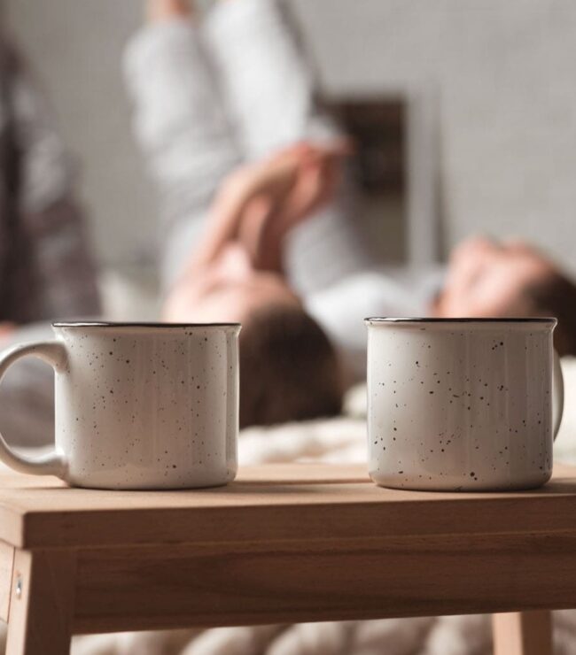 Deux tasses sur une table en bois.