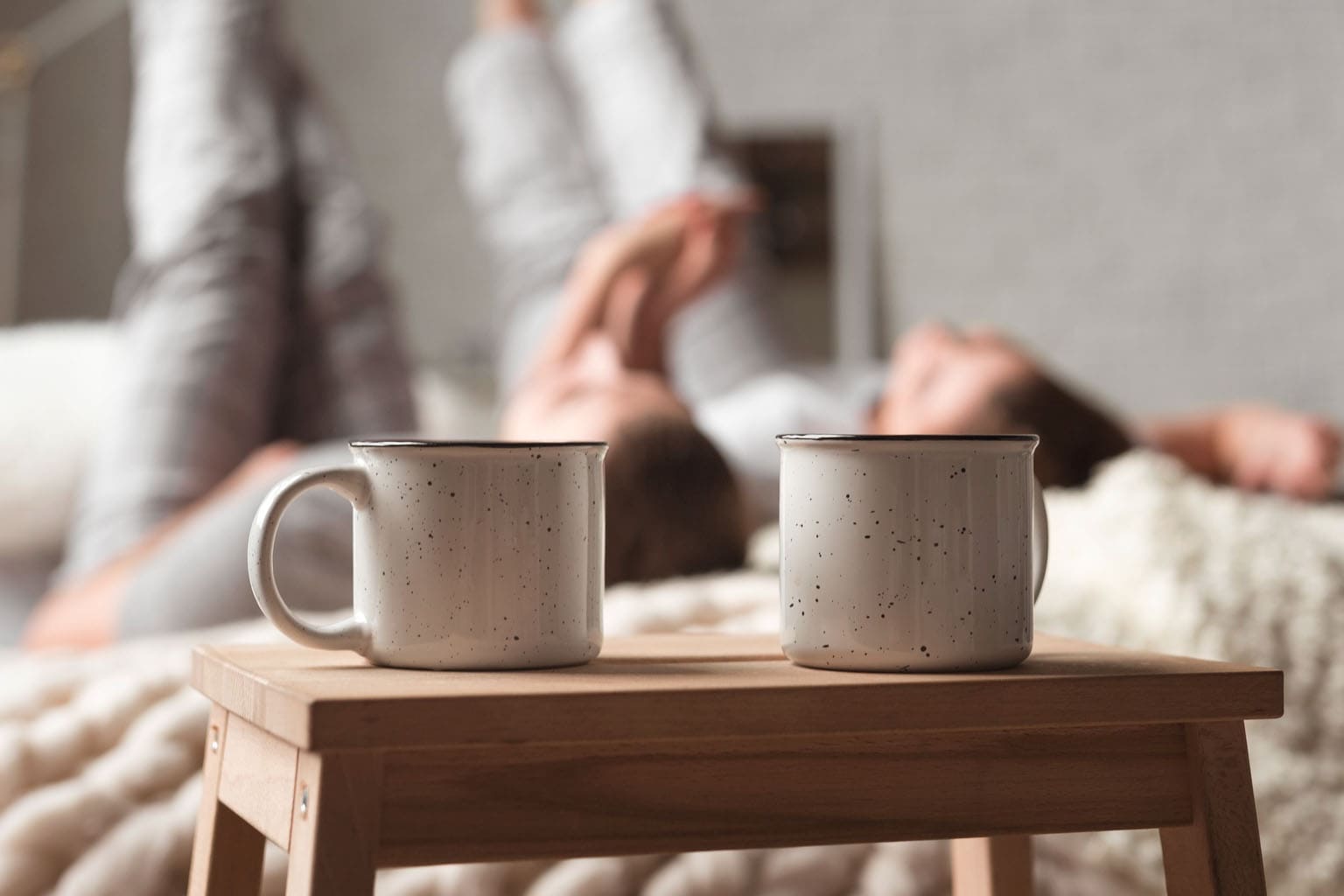 Deux tasses sur une table en bois.