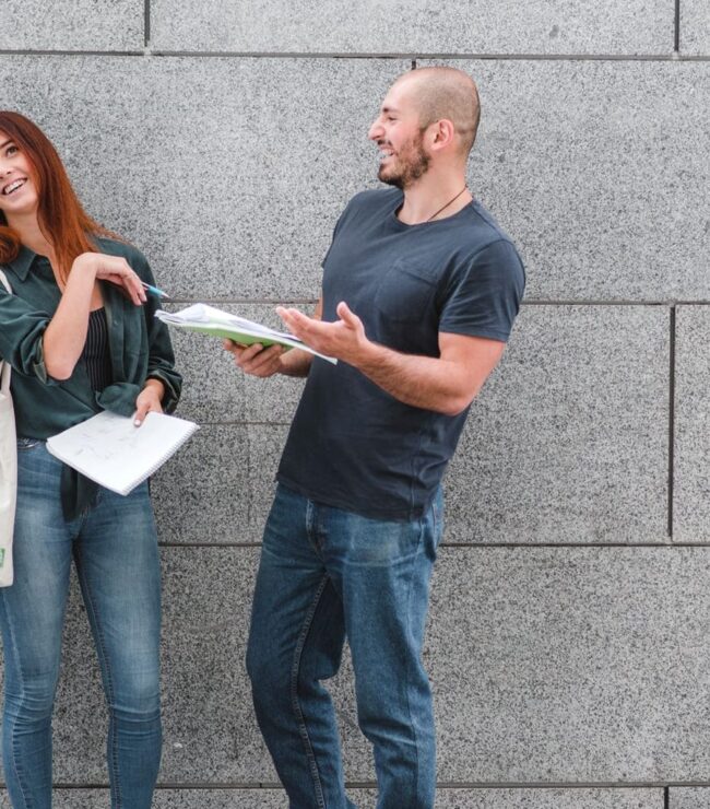 Homme et femme complices discutant dans la rue, symbolisant une rencontre inattendue entre anciens partenaires.
