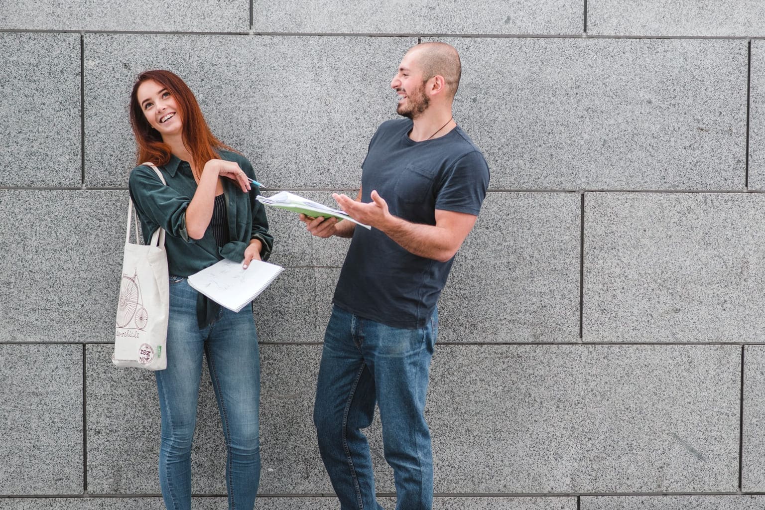 Homme et femme complices discutant dans la rue, symbolisant une rencontre inattendue entre anciens partenaires.