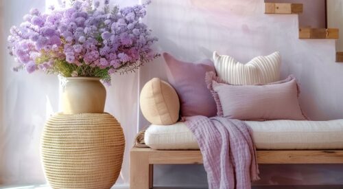 Intérieur lumineux aux tons lavande avec un grand bouquet printanier, un banc en bois clair et des coussins pastel dans une ambiance douce et apaisante.