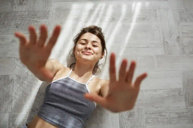 portrait jeune tendre belle femme souriante qui s etend mains gisant sol dans rayons du soleil du matin 176420 14384