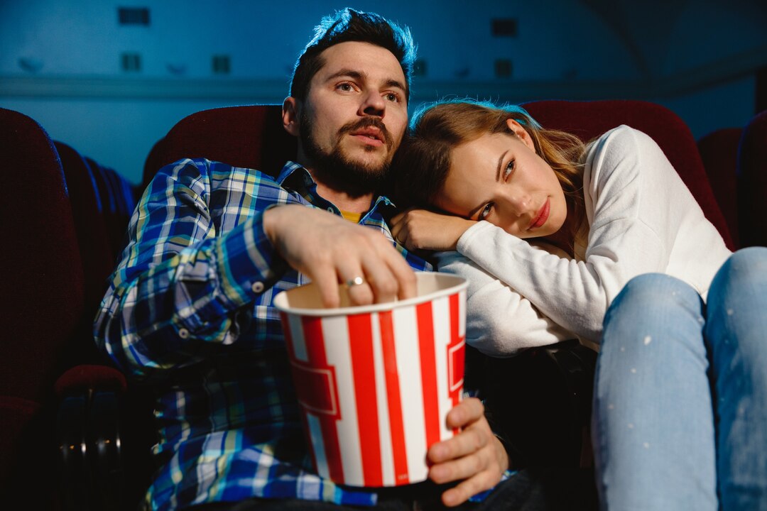 seduisante jeune couple caucasien regardant film dans cinema maison cinema ayez air expressif etonne emotif s asseoir seul s amuser relation amour famille week end 155003 25531