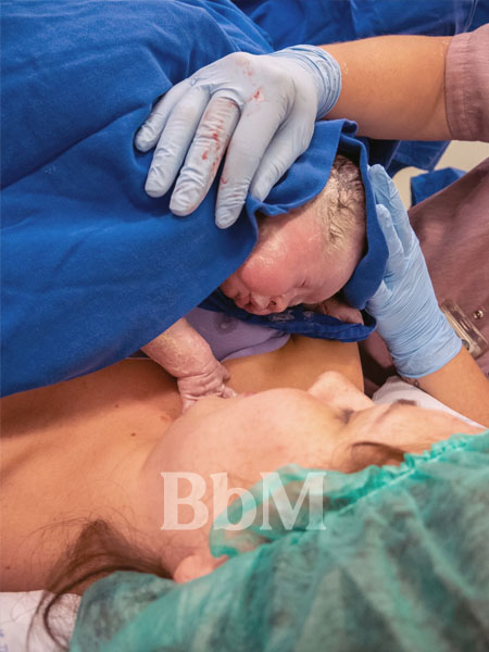 accouchement cesarienne naissance de bebe peau a peau avec maman premier regard amour maternite bebymaman Premier contact peau à peau entre une mère et son bébé après une césarienne