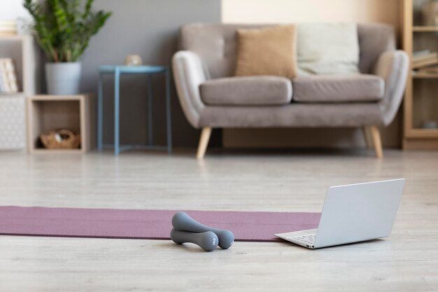 design interieur minimaliste tapis yoga sol 23 21487301082734015006702270631 tapis yoga salon haltères ordinateur sport maison routine maman