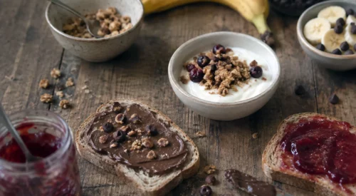 Goûter maison du mercredi avec tartines, yaourt, banane, confiture et chocolat