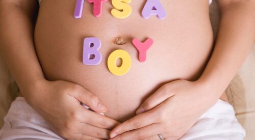 Ventre de future maman avec les lettres “It’s a boy” pour annoncer l’arrivée d’un petit garçon