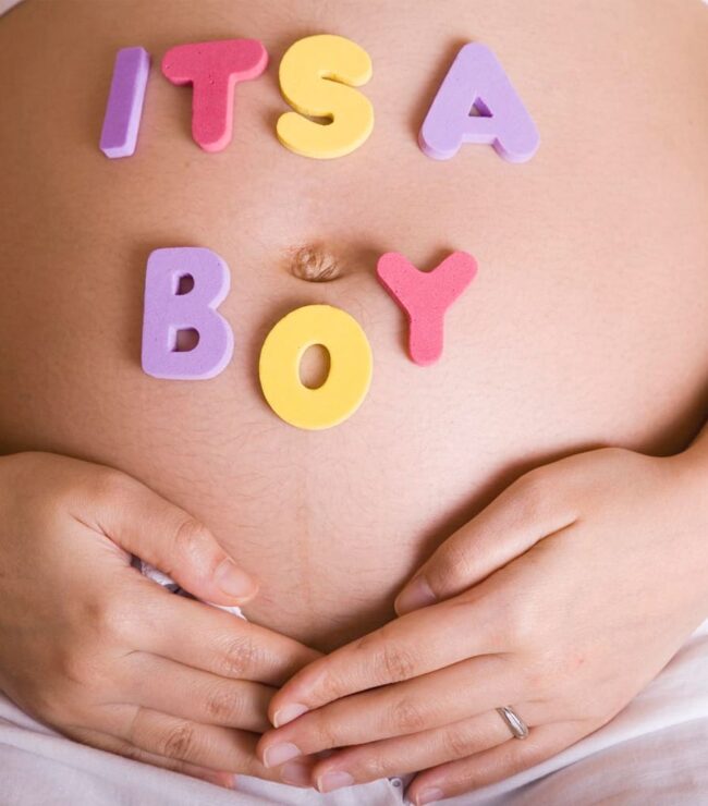 Ventre de future maman avec les lettres “It’s a boy” pour annoncer l’arrivée d’un petit garçon