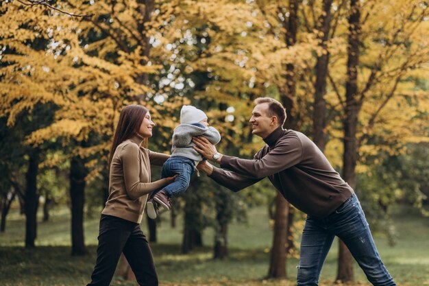 jeune famille bebe dans parc 1303 25368