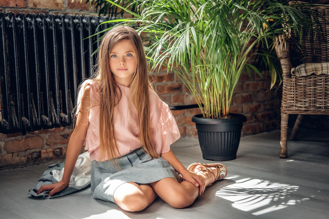 portrait complet du corps fille assise sol plantes arriere plan 613910 3264