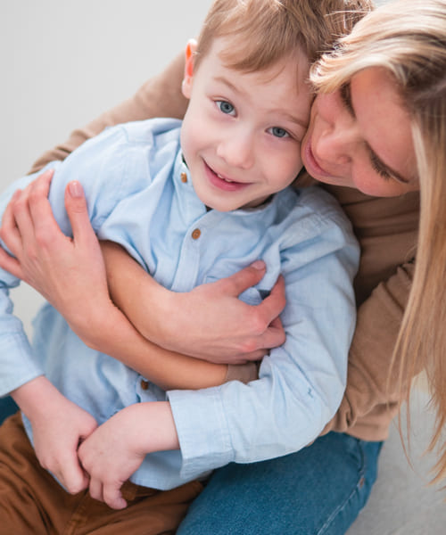 relation mere fils etre maman avec un garcon amour unique bebymaman Maman serrant son jeune fils dans ses bras dans un moment de tendresse