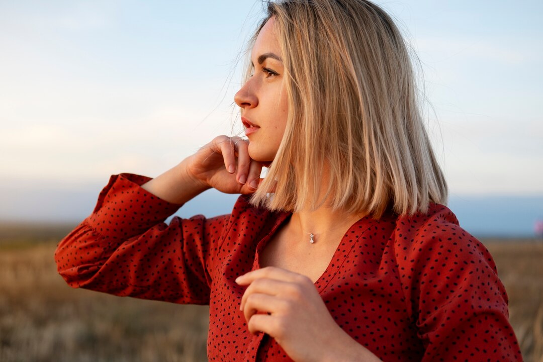 vue laterale femme posant au coucher du soleil 23 2149871771
