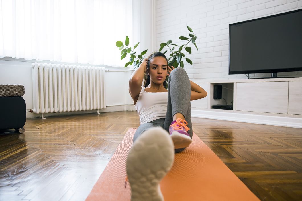 femme sport maison domicile teletravail routine bien etre sante yoga sport activite physique basket f