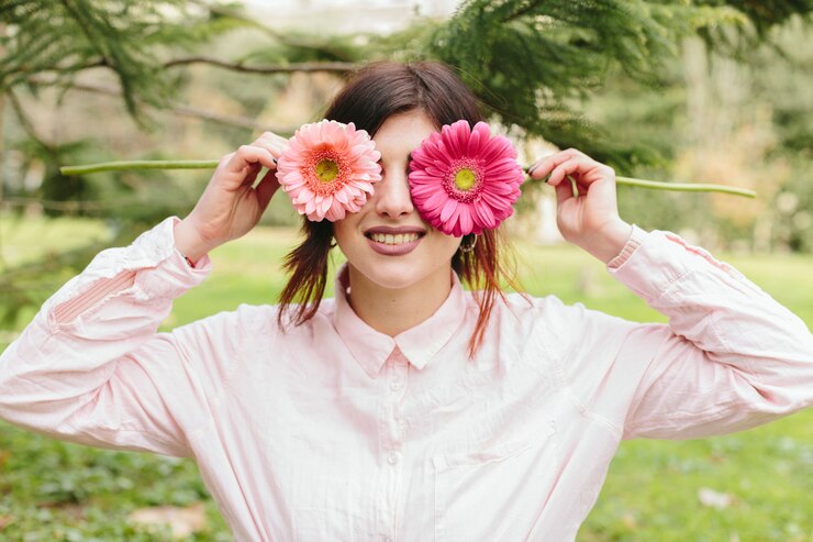 jeune femme couvrir yeux fleurs sourire 23 2148072144