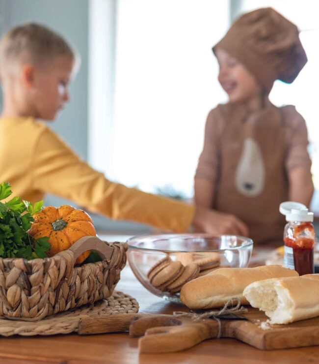 Maman et enfants qui cuisinent ensemble un repas du mercredi à la maison