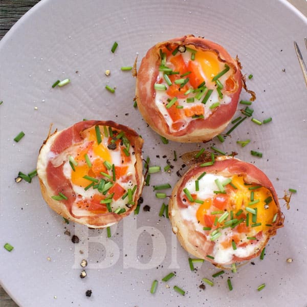 repas du mercredi dejeuner enfant recette facile oeuf cocotte bebymaman Œuf cocotte au jambon et fromage avec tomate et basilic frais