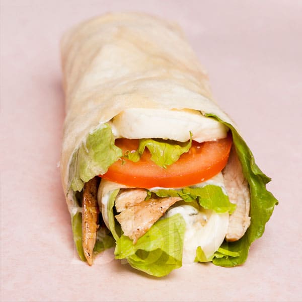 repas du mercredi dejeuner enfant recette facile wrap maison bebymaman Wrap maison à la volaille, tomate, mozzarella et salade verte