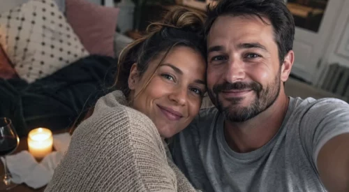 Couple de 40 ans en soirée romantique à la maison sans baby-sitter