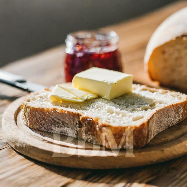 petit dejeuner pain tartine beurre confiture bebymaman Tartine de pain frais avec beurre et confiture – petit-déjeuner doux et réconfortant