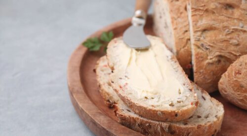 Tranche de pain aux graines tartinée de beurre