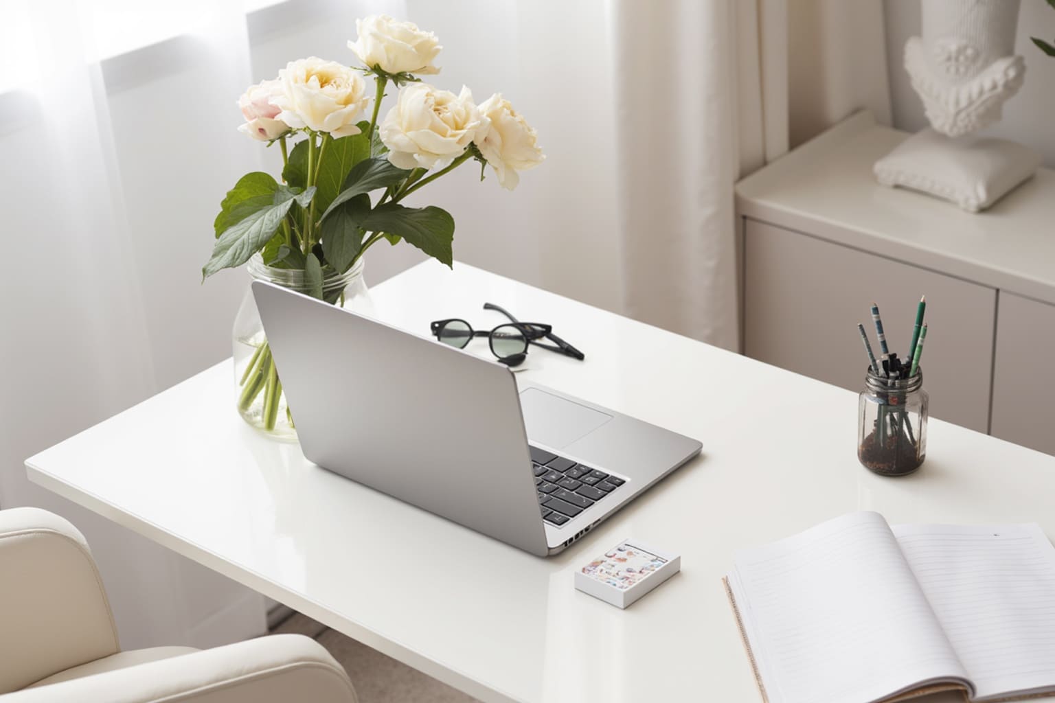 bureau lifestyle ordinateur bureau fleurs decoration interieur bebymaman