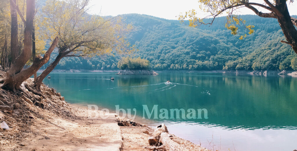 Lac d’Avène – activité nautique en famille sur un lac naturel entouré de forêt, vacances nature dans le sud de la France