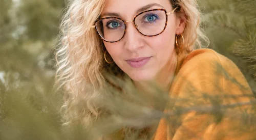 Portrait de Mila Clapelin au milieu de la nature, symbole de renaissance et de retour à soi après une épreuve de vie.