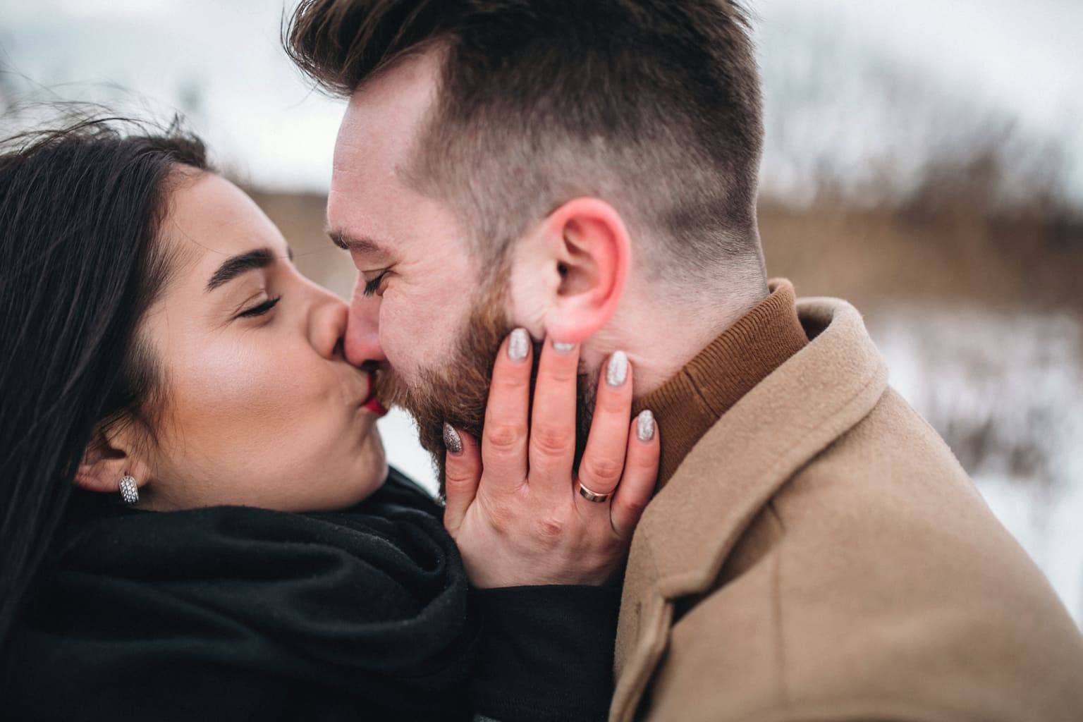 Couple amoureux qui s’embrasse tendrement en extérieur, complicité et bonheur à deux – Be by Maman