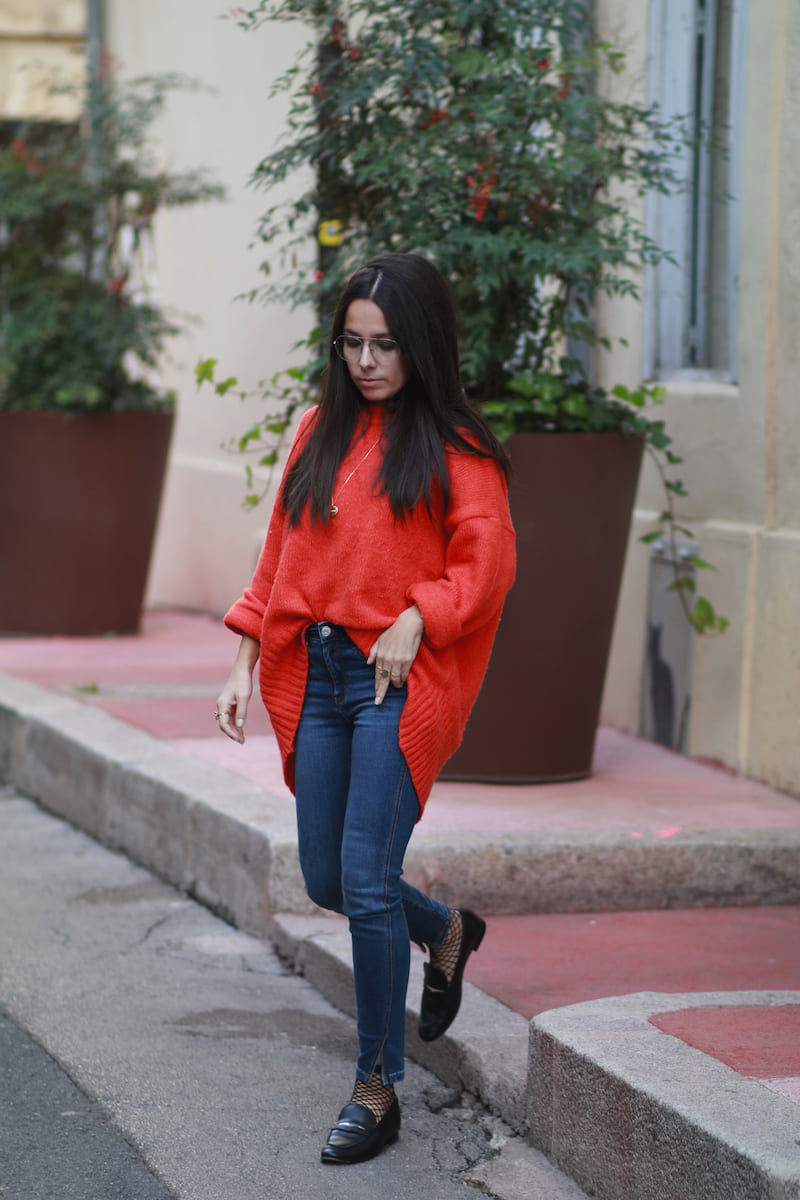 look1 automne Julie porte un pull rouge oversize, un jean slim et des mocassins noirs avec des bas résille