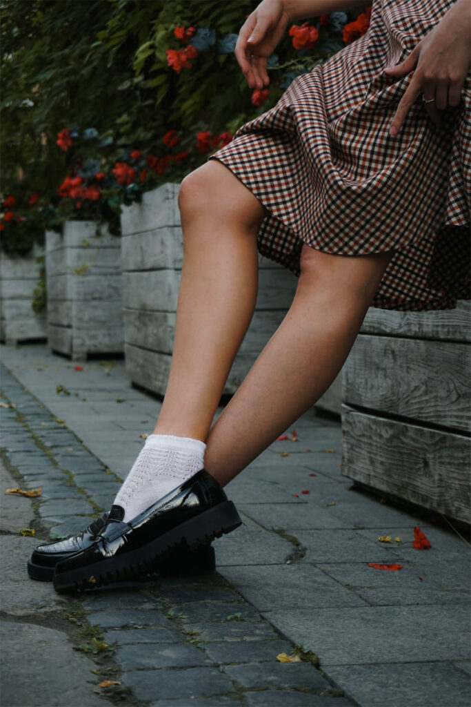 look2 automne Look automne avec une jupe à carreaux, des mocassins vernis noirs et des chaussettes blanches pour un style rétro