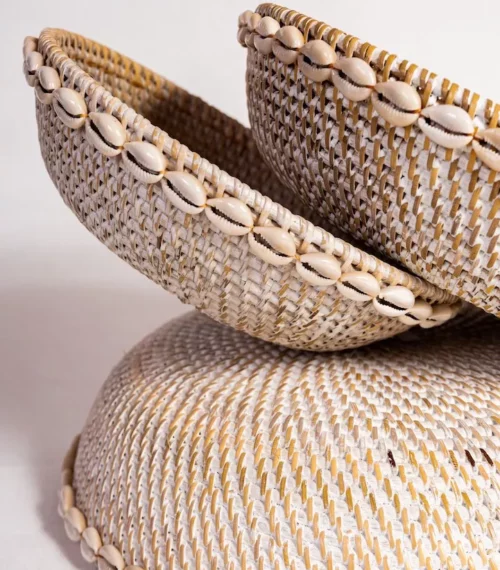 1370 Paniere Rotin et Coquillage1 Panière en rotin tressé ornée de coquillages pour une décoration de cuisine bord de mer.